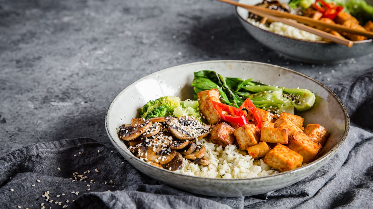 Low-carb vegan Buddha bowl