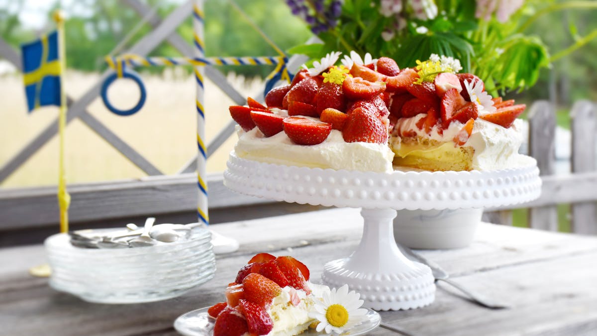 Low carb strawberry cake with vanilla buttercream