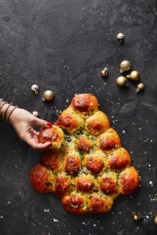 Keto mozzarella bread tree with garlic butter