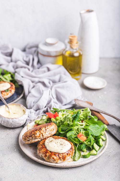 Chicken cheeseburgers with green garlic dressing